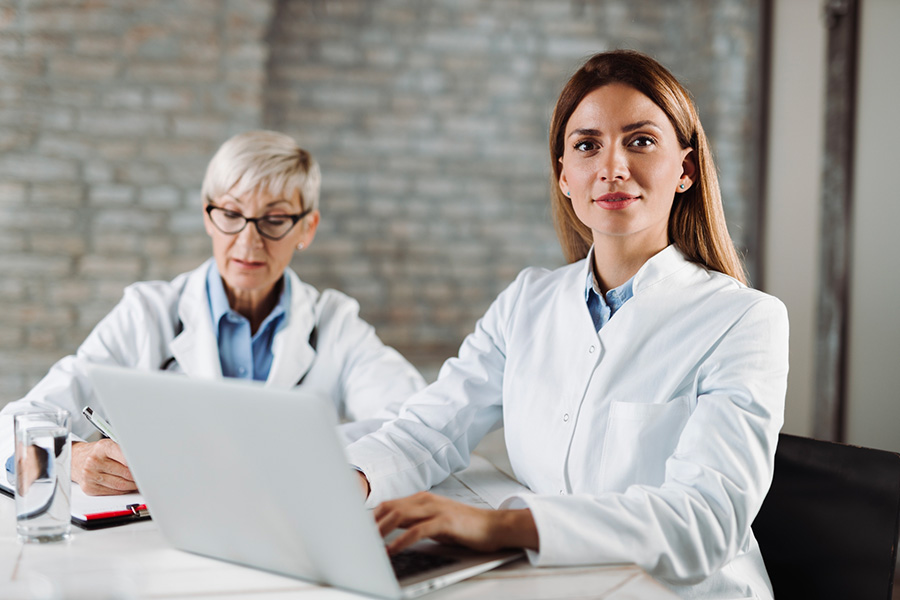 Medico del lavoro che usa Docall su tablet