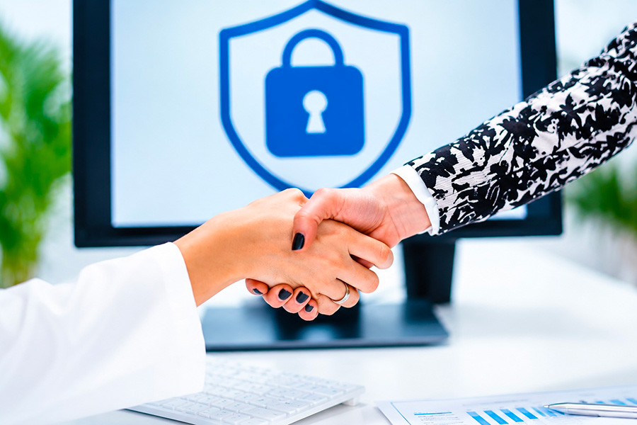 Stretta di mani che simboleggiano la Privacy dei dati in conformità del GDPR