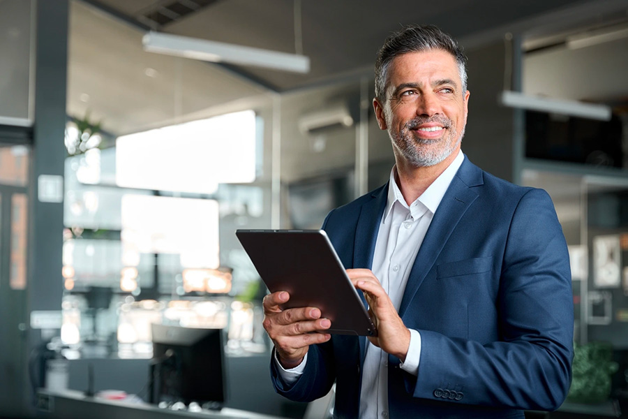 Datore di lavoro con in mano un tablet